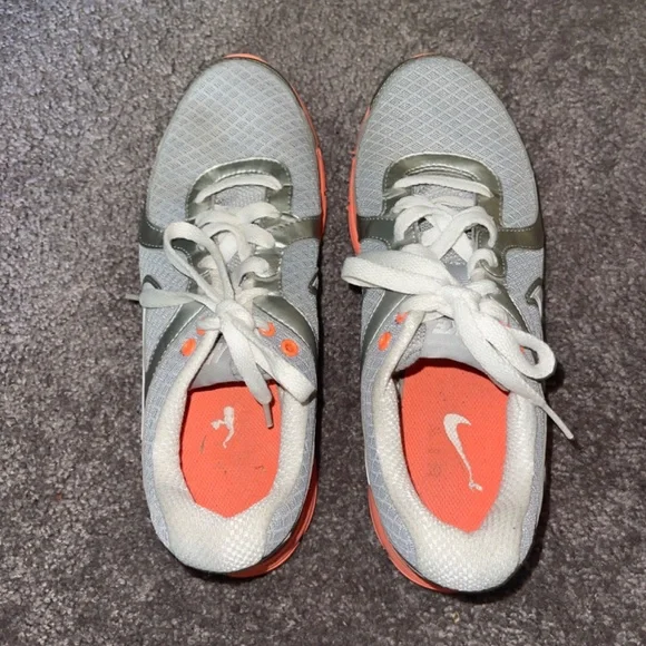 Ladies Nike Sneakers Size 8.5 - Picture 2 of 6